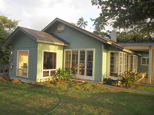 Makalii Exterior &amp; Couch 001