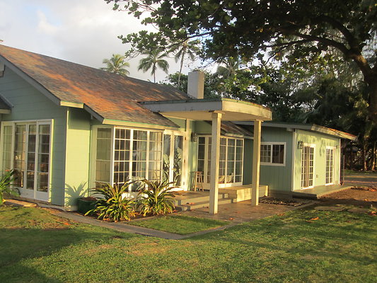 Makalii Exterior &amp; Couch 002