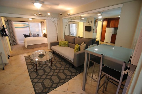 Apt 111 Derek Daniels 808.226.1882