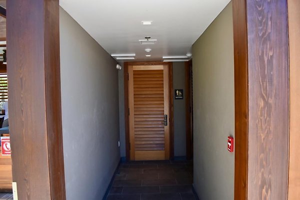 th Four Seasons Pools • 1272