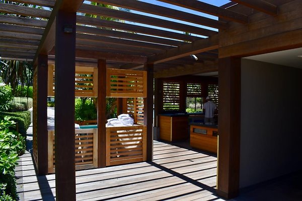 th Four Seasons Pools • 1306