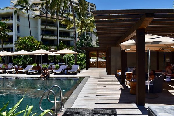 th Four Seasons Pools • 1304