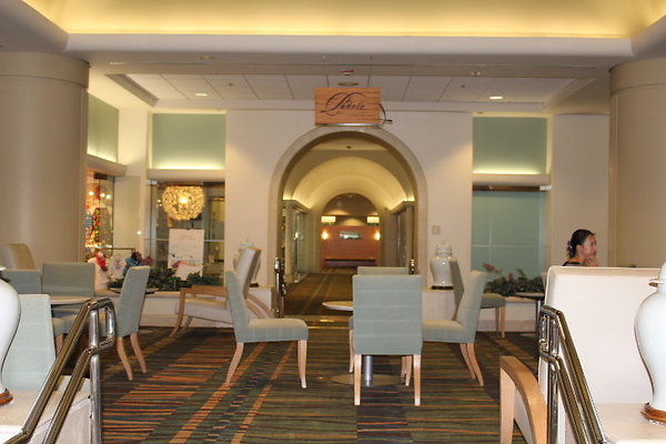 Pakele lounge and kona tower lobby