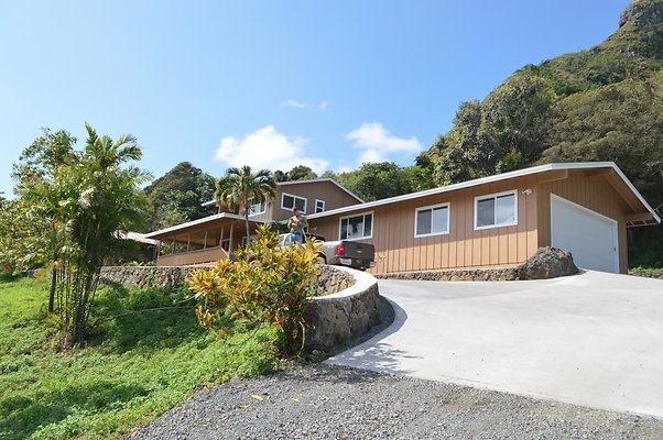 Kaaawa Puakenikeni Cottage at Kualoa Ranch - Moroni Riordan 808.391.0478