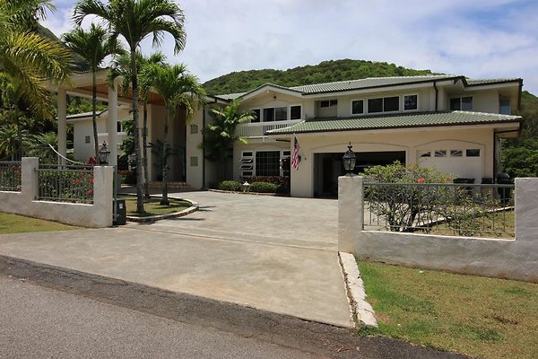 Olomana 42-107 Aleka Pl Celia Uekawa 808.372.7610 Olomana 42-107 Aleka Pl Celia Uekawa 808.372.7610