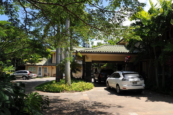 Olomana 42-104 Aleka Place Bella Sophia- Waldon 927.2068