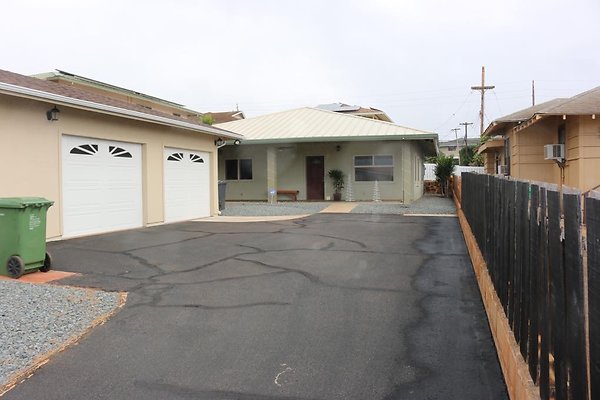 Kaimuki 623A 10th Ave Yvonne.Young 808.439.3687 Kaimuki 623A 10th Ave Yvonne.Young 808.439.3687