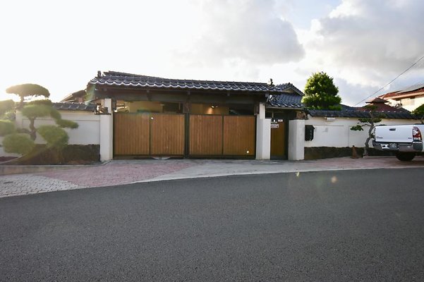 Kaimuki 606 7th Ave Lola Uehara 808.741.6237 Kaimuki 606 7th Ave Lola Uehara 808.741.6237