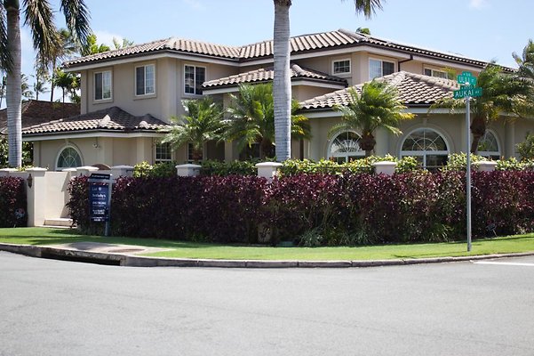 Kahala 4551 Aukai Ave Mohsen & Lexi Agsen 808.225.8935 Kahala 4551 Aukai Ave Mohsen & Lexi Agsen 808.225.8935