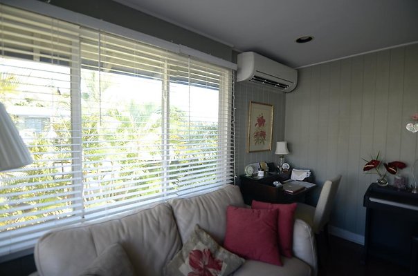 Kapahulu 3437 Winam Ave Julie Walsch 808.561.7391 Kapahulu 3437 Winam Ave Julie Walsch 808.561.7391