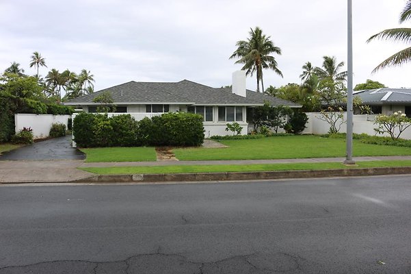 Aina Haina 14 Niuhi St Chris Abbot 808.683.6857 Aina Haina 14 Niuhi St Chris Abbot 808.683.6857