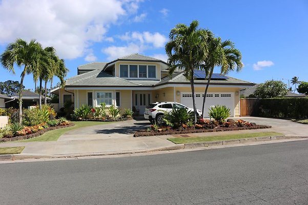 Aina Haina 11 Akilolo St Lois Kakuni 808.255.8261 Aina Haina 11 Akilolo St Lois Kakuni 808.255.8261