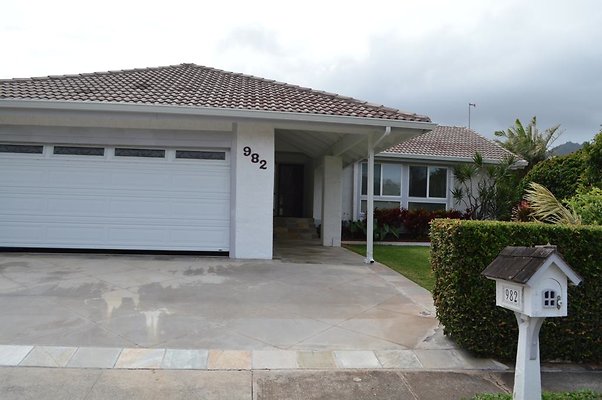 Aina Haina 982 Kailiu Pl Mariners Ridge Eddie and Irene Gackle 808.233.8654 Aina Haina 982 Kailiu Pl Mariners Ridge Eddie and Irene Gackle 808.233.8654