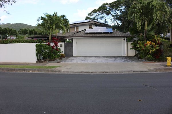 Aina Haina 45 Niuiki Circle Sonia Bailey 808.321.6974 Aina Haina 45 Niuiki Circle Sonia Bailey 808.321.6974