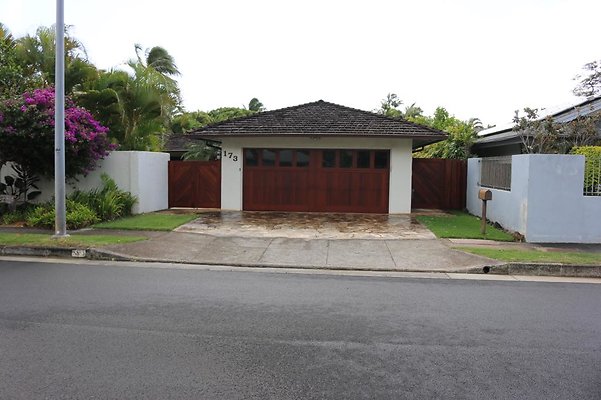 Aina Haina 173 Niuiki Circle Murray Randall 808.366.6268 Aina Haina 173 Niuiki Circle Murray Randall 808.366.6268