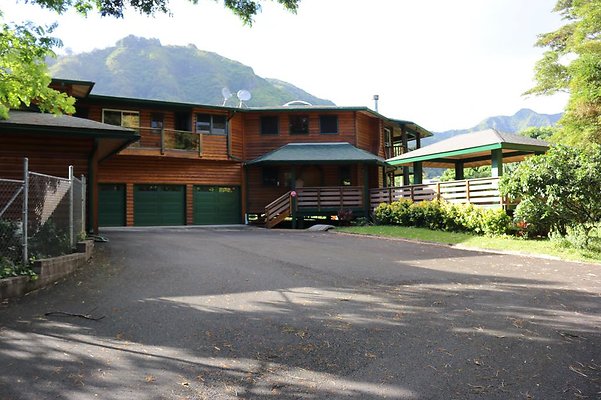 Manoa 3270 Pawaina St Sally Lee 808.216.8088