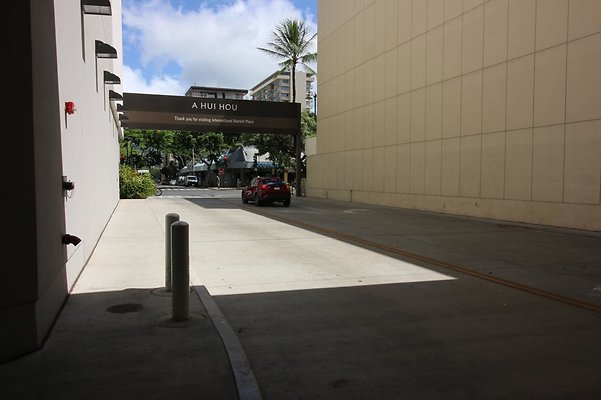 International Marketplace-Loading Zone Breana Grosz 808.921.0552 International Marketplace-Loading Zone Breana Grosz 808.921.0552