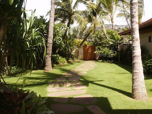 HI50 S5 Pietsch 23 Front Lawn and Gate