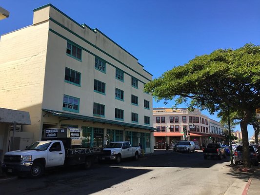 Chinatown Winston Hale Apts 1055 River St Ciara 808.539.9584