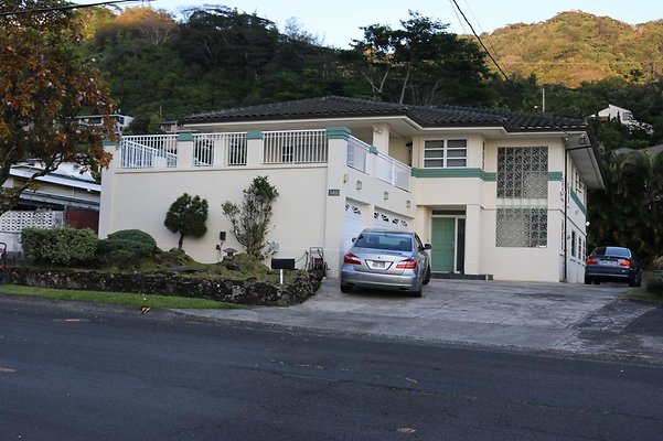 Manoa 3401 Pawaina St Beverly Hiramatsu 808.228.3760